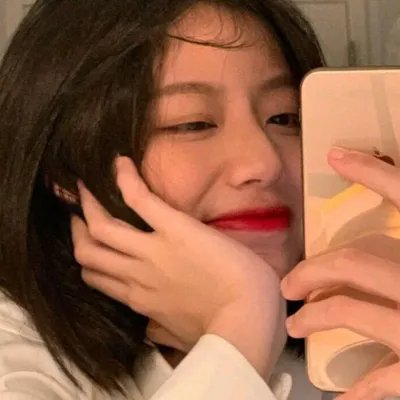 戴红头巾的女孩海报